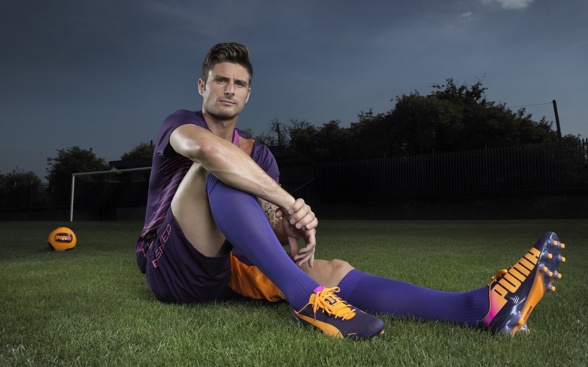 开云官方-球场“铁血防线”：最难攻破的防守阵容盘点，铁血防守vs极致进攻